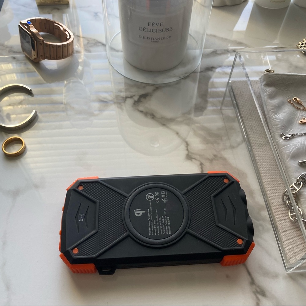 SOLAR POWERED WIRELESS PHONE CHARGER MULTITOOL